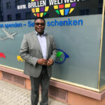 Bischof Bruno Ateba im Koblenzer Brillen-Projekt
