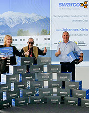 Alexandra Bernardi, Johannes Klein und Richard Neumann bei der Brillenübergabe in der SWARCO TRAFFIC WORLD.