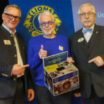 V.l.n.r.: Past International Director Daniel Isenrich, Augenoptikermeister Carlo Wagner (Distrikt MS KSF) und Brillensammelbox-Initiator Manfred Fraas (Distrikt MS DG). · Foto: Martin Nowak