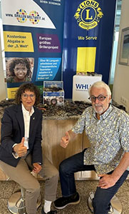 Heike Hülpüsch, Präsidentin des Campus Lions Club Vallendar WHU und Carlo Wagner, „Brillen Weltweit“