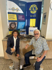 Heike Hülpüsch, Präsidentin des Campus Lions Club Vallendar WHU und Carlo Wagner, „Brillen Weltweit“