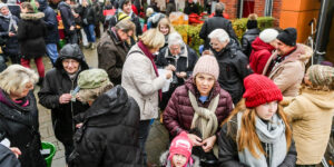 So sah’s in früheren Jahren beim traditionellen Christkindlmarkt der St.-Clemens-Gemeinde in Brackel aus. Foto: Archiv der Ruhr-Nachrichten / Dortmunder Zeitung