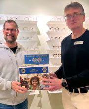 Michael Tiemann (Karrasch & Nolte) bekommt von Alexander Haubrock (LC Steinfurt, r.) die Sammelboxen · Foto: Kerstin Betz/LC Steinfurt