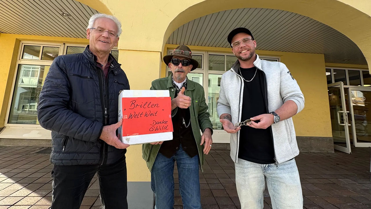 Von links: Brillensammler Georg Wild, Brillen Weltweit-Koordinator Johannes Klein und Optiker Fabian Högl von Brillenwerk. Foto: Jakob Kluba