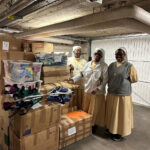 Die Hilfsgüter für den Transfer nach Burundi liegen bereit. Oberin Beatrice (v. r.) und ihre Mitschwestern Yolande und Rosa organisieren die Hilfe für die Heimat von Neuss aus maßgeblich mit. Foto: Burundi-Komitee