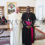 2009 Papst Benedikt XVI mit Bischof Bruno Ateba