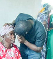Uganda: Untersuchungen und Versorgung nach Besuch der Messe.