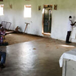 Uganda: Untersuchungen und Versorgung nach Besuch der Messe.