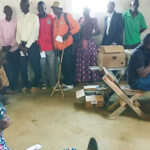 Uganda: Untersuchungen und Versorgung nach Besuch der Messe.