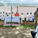 Uganda: Untersuchungen und Versorgung nach Besuch der Messe.