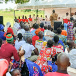 Uganda: Untersuchungen und Versorgung nach Besuch der Messe.