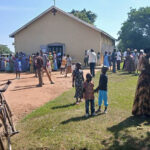 Uganda: Besuch der Messe.